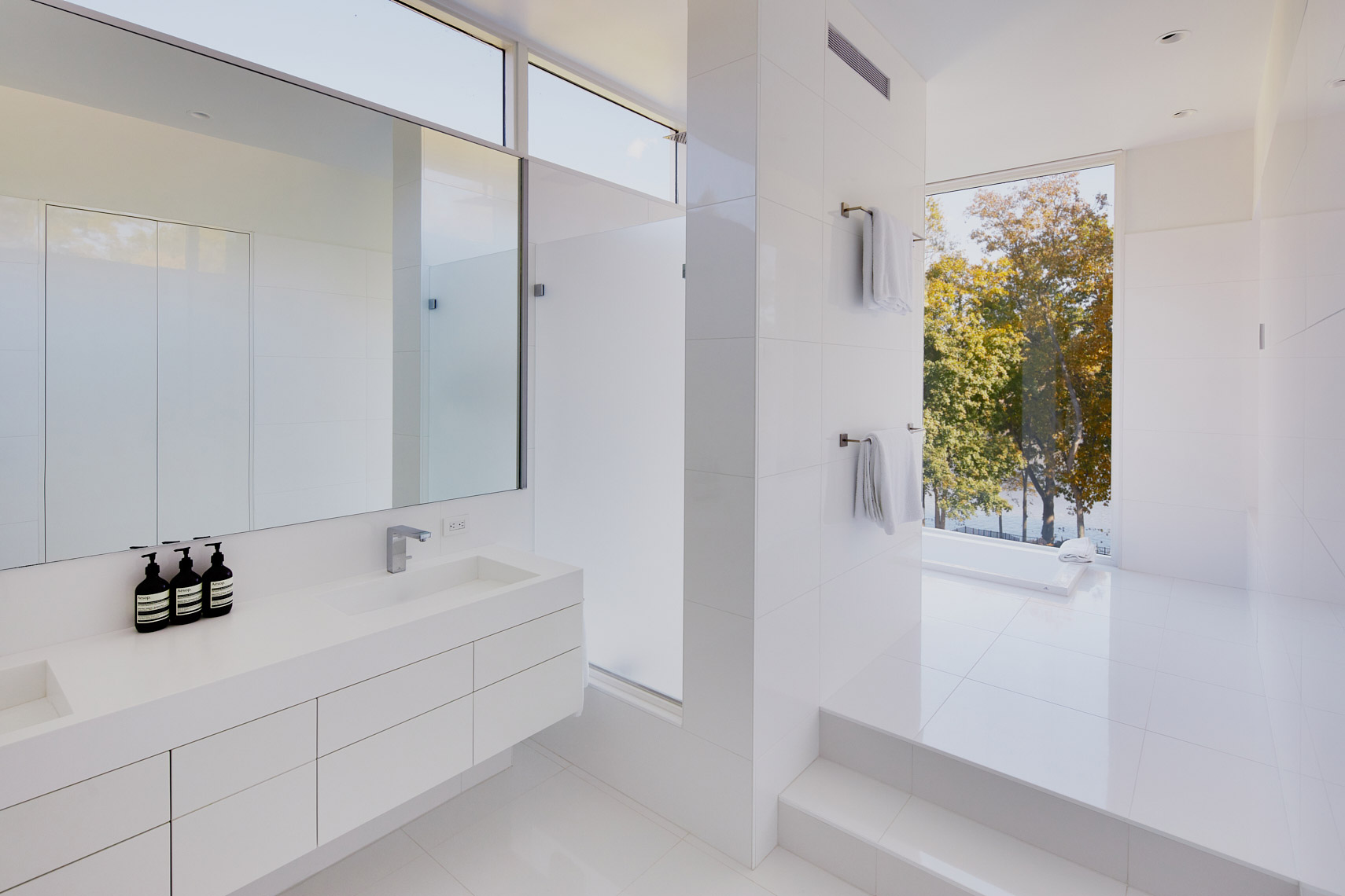 Modern Lake House - Bathroom
