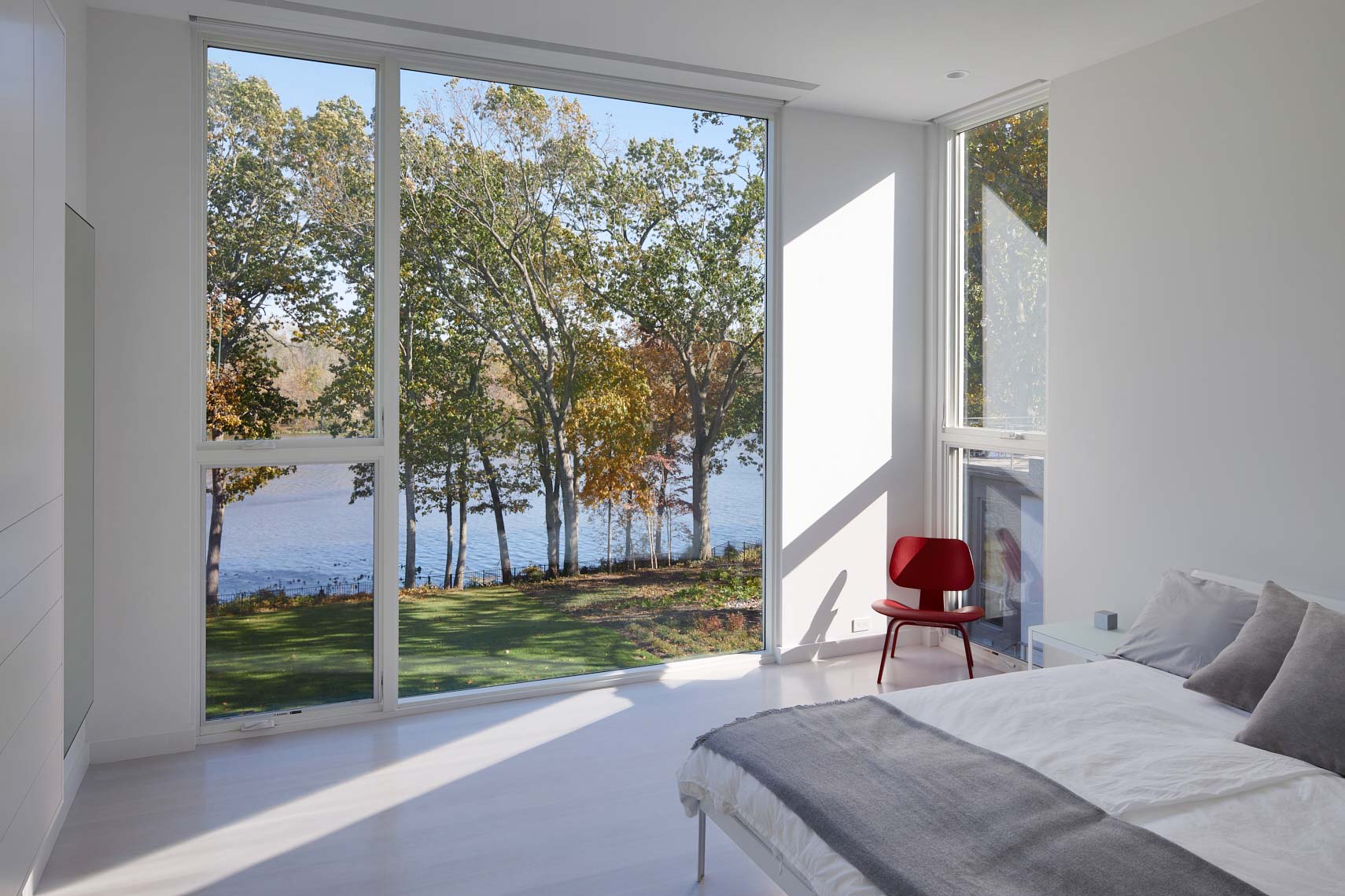 Modern Lake House - Bedroom